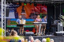 Auf der Volksbank Bühne traten am Sonntag Mittag die Schluchtenkracher mit alpenländischer Volksmusik auf. • © ummeteck.de - Christian Schön